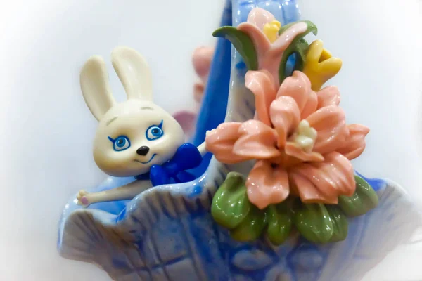Ein Spielzeugkaninchen Einem Korb Mit Blumen — Stockfoto
