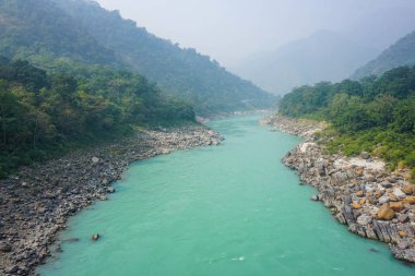 Turkuaz nehir Ganj Rishikesh, Hindistan