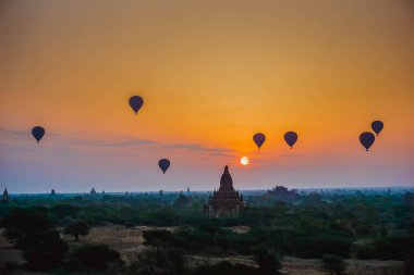 Bagan havada yüzen balonlu güzel gün doğumu Budist pagodadan binlerce bir şehirdir. Myanmar
