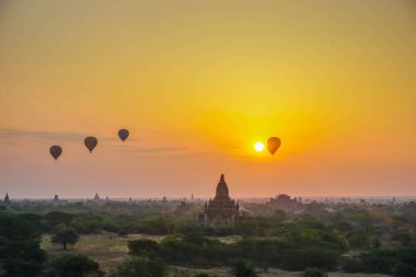 Bagan havada yüzen balonlu güzel gün doğumu Budist pagodadan binlerce bir şehirdir. Myanmar