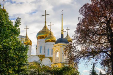 Sonbahar yeşillik ortasında Ortodoks Kilisesi'nin altın kubbe