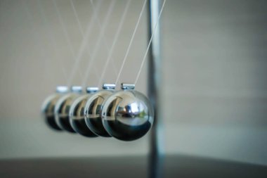 Sarkaç metal topları
