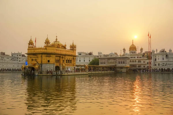 夕日で黄金寺院 アムリトサル インド — ストック写真