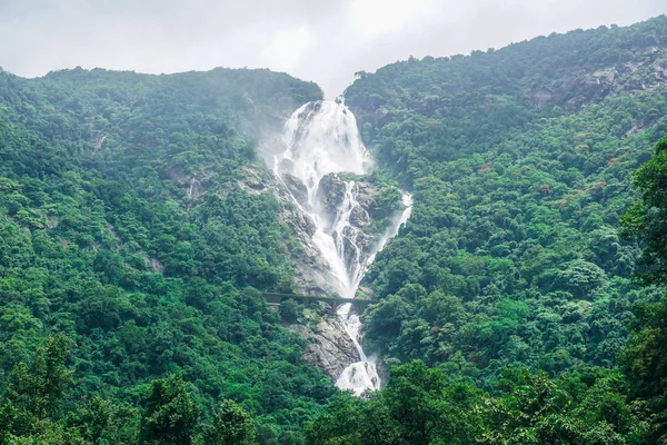 Enorme Cascada Dudhsagar Puente Ferroviario Que Pasa Través Ella —  Fotos de Stock