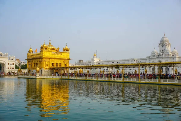 アムリトサル インド 2017 多くのインドの人々 は神聖な黄金寺院のラインで立って — ストック写真