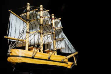 Karanlık bir arka plan üzerinde küçük oyuncak tekne