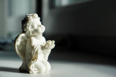 Küçük melek ışık için dua ediyor.