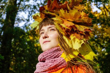 akçaağaç yaprakları ile sonbahar kız