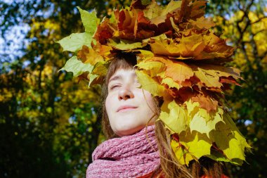 akçaağaç yaprakları ile sonbahar kız