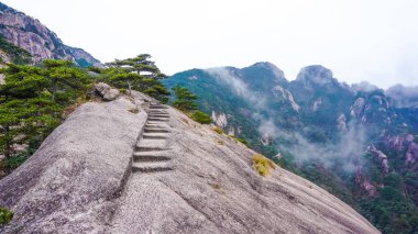 Dağ yolları Huangshan Milli Parkı'nda. Çin