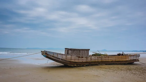 Velho Barco Pesca Costa Mar Mong Cai Vietnã — Fotografia de Stock