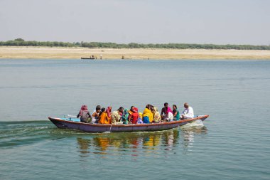 Varanasi, Hindistan - 29 Mayıs 2017: Hint insanlar Ganj Nehri üzerinde tekne ile seyahat.