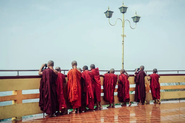 Mandalay Myanmar March 2017 Buddhist Kids Monks Observe Binoculars Viewing — Stock Photo, Image