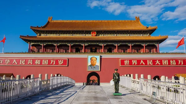 Beijing, Çin - 7 Kasım 2016: Çin askeri hizmet. Mao Zedong Pekin'de Türbesi