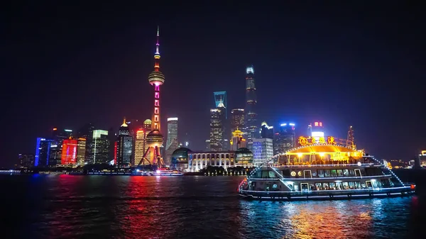 川の反対側に夕方には上海 2016 上海摩天楼 — ストック写真