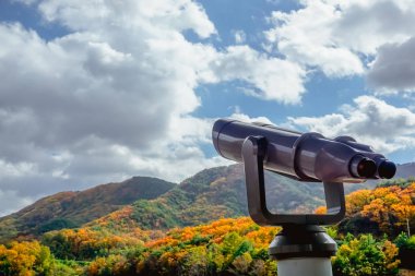 Dağlar ve tepeler panorama Iwon köyü görüntülemek için büyük dürbün. Güney Kore