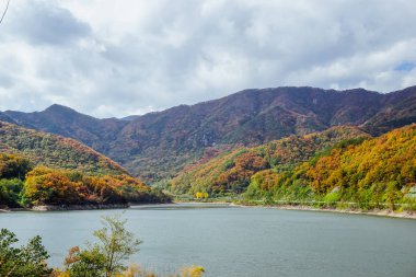 Güzel dağ gölü tepelerde sonbahar, binlerce renkli ağaçlar arasında vadisinde. Iwon Köyü, Güney Kore
