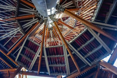 Gözetleme Kulesi için dairesel merdiven. Alt görünümü