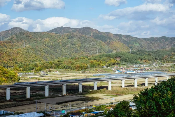 Montando Trem Alta Velocidade Fundo Belas Colinas Aldeia Iwon Coreia — Fotografia de Stock