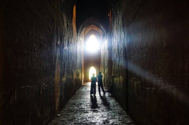 Antik Budist Tapınağı Bagan, Myanmar içinde güneş ışığı