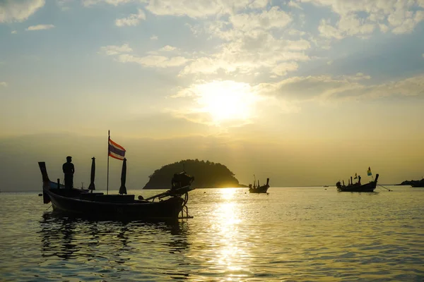 Barcos Costa Uma Ilha Tropical Pôr Sol Phuket Island Tailândia — Fotografia de Stock