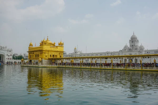 神聖な湖の真ん中に黄金寺院 アムリトサル インド — ストック写真