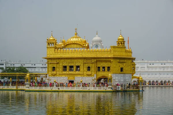 神聖な湖の真ん中に黄金寺院 アムリトサル インド — ストック写真