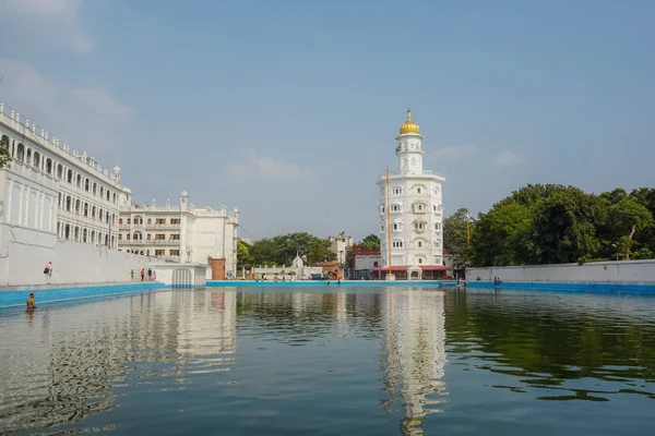 清め湖とシーク教寺院アムリトサル インド — ストック写真