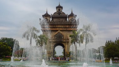 Vientiane, Laos - 24 Şubat 2017: Patuxay anıt ve Laos - Vientiane sermaye birçok turist