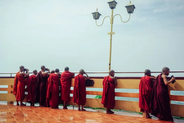 Mandalay Birma Marca 2017 Buddyjskich Mnichów Spojrzenie Miasto Przez Lornetkę — Zdjęcie stockowe
