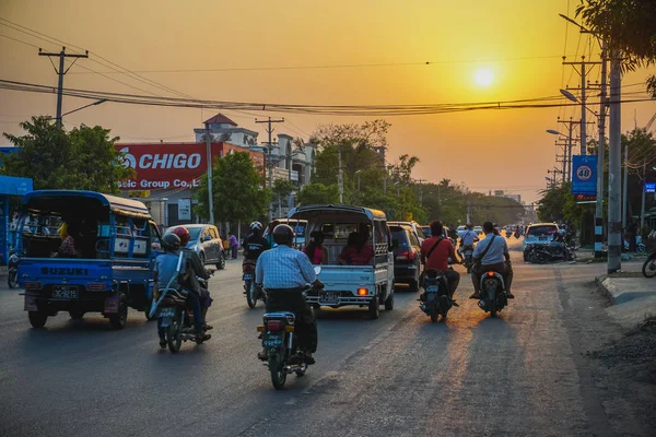 Mandalay Myanmar Marzo 2017 Hermoso Atardecer Tráfico Nocturno Las Carreteras — Foto de Stock