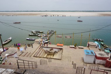 Varanasi, Hindistan - 29 Mayıs 2017: Dolgu Varanasi şehir ve kutsal nehir Ganga