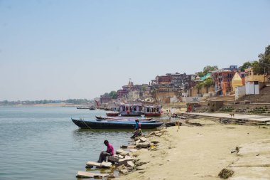 Varanasi, Hindistan - 29 Mayıs 2017: Dolgu Varanasi şehir ve kutsal nehir Ganga