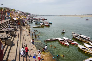 Varanasi, Hindistan - 29 Mayıs 2017: Dolgu Varanasi şehir ve kutsal nehir Ganga