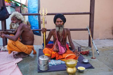 Varanasi, Hindistan - 29 Mayıs 2017: Hint yogis Varanasi bir sokakta geleneksel kıyafetleri içinde