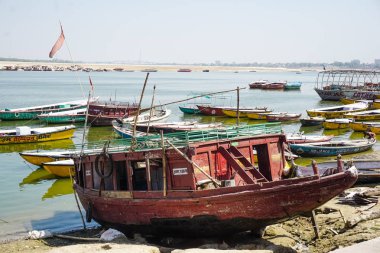 Varanasi, Hindistan - 29 Mayıs 2017: Varanasi setin kutsal Ganj Nehri yakınında Hint teknede