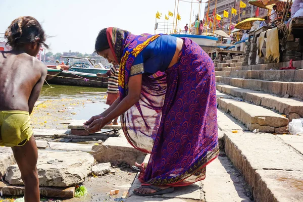 Varanasi India Mayo 2017 Mujer Niño Indios Bañan Sagrado Río — Foto de Stock