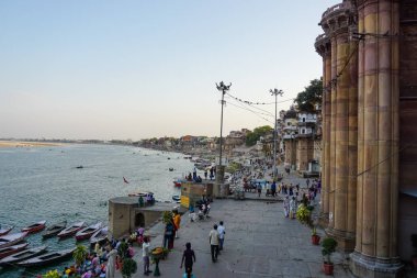 Varanasi, Hindistan - 29 Mayıs 2017: Dolgu Varanasi şehir ve kutsal nehir Ganga