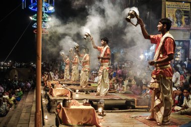 Varanasi, Hindistan - 29 Mayıs 2017: Ganga Aarti. Kutsal Ganj Nehri'nin geleneksel günlük ibadet