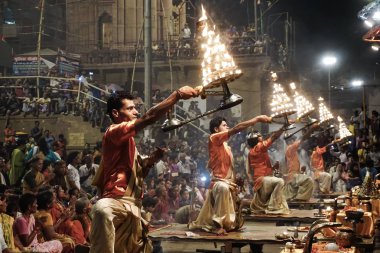 Varanasi, Hindistan - 29 Mayıs 2017: Ganga Aarti. Kutsal Ganj Nehri'nin geleneksel günlük ibadet