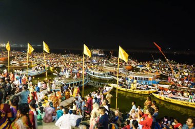 Varanasi, Hindistan - 29 Mayıs 2017: Ganga Aarti. Kutsal Ganj Nehri'nin geleneksel günlük ibadet