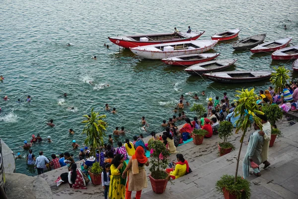Варанаси Индия Мая 2017 Года Индийцы Купаются Купаются Святой Реке — стоковое фото