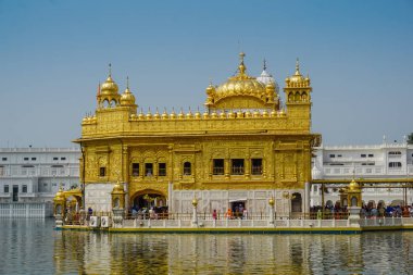 Amritsar, Hindistan - 8 Temmuz 2017: Altın Tapınağı kutsal gölün ortasındaki kutsal. Her gün onbinlerce kişi ve hacılar burada namaz için geliyor.