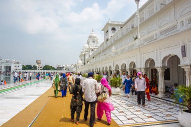 Amritsar, Hindistan - 8 Temmuz 2017: topraklarında kutsal Altın Tapınak. İnsanlar göl ve Altın Tapınak çevresinde yürüyüş.