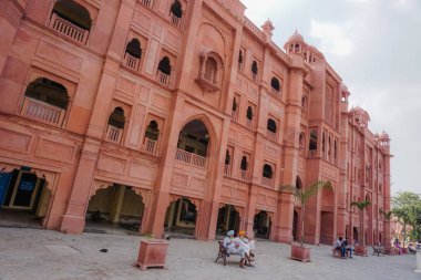 Amritsar, Hindistan - 8 Temmuz 2017: Amritsar şehir sokakta bina güzel kırmızı