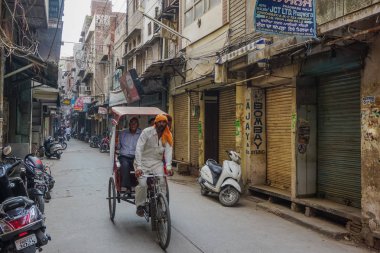 Amritsar, Hindistan - 8 Temmuz 2017: Eski Hint sokak, Mimarlık ve günlük yaşamda Amritsar, Punjab