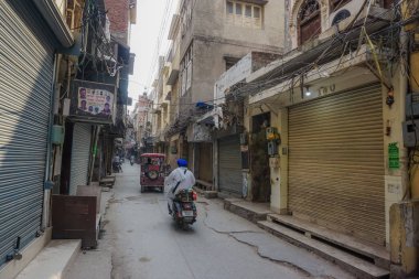 Amritsar, Hindistan - 8 Temmuz 2017: Eski Hint sokak, Mimarlık ve günlük yaşamda Amritsar, Punjab