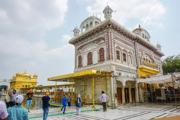 Amritsar Índia Julho 2017 Território Sagrado Templo Dourado Pessoas Caminham — Fotografia de Stock