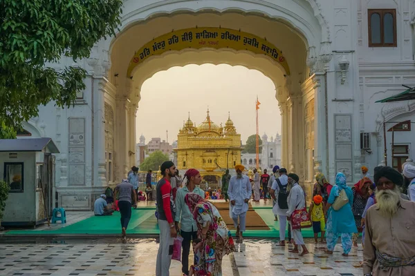 Amritsar Índia Julho 2017 Sagrado Templo Ouro Meio Lago Sagrado — Fotografia de Stock