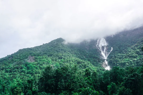 Der Riesige Wasserfall Dudhsagar Und Die Eisenbahnbrücke Die Ihn Durchquert — Stockfoto